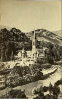 CPSM (Hautes Pyrénées). LOURDES. La Basilique Et Le Gave (n°25) - Lourdes