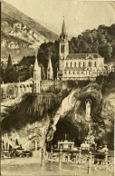 CPA (Hautes Pyrénées). LOURDES. La Grotte Et La Basilique - Lourdes
