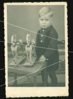 Orig.Foto 60er Jahre Portrait Süßer Junge Mit Spielzeug, Sweet Boy With Toys,  Pull Along Toy, Horse, Wood - Anonieme Personen