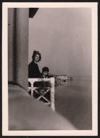 Jolie Photographie D'une Femme Et Son Fils à Un Balcon En 1965 à Saint Gingolph En Suisse, Canton Valais 9x12,8cm - Places
