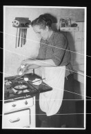 Orig. XL Foto 60er Jahre Mädchen, Oma Brät Am Gasherd Spiegeleier, Old Girl Frying A Fried Egg On The Gas Stove - Anonymous Persons