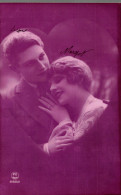 CPA Portrait D'un Couple Dans Un Coeur Sur Fond Violet - Koppels