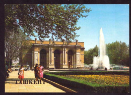 AK 212333 UZBEKISTAN - Tashkent - Teatralnaya Square - Uzbekistán