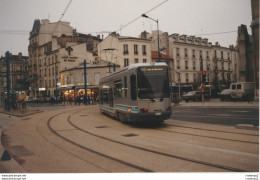 Photo Originale METRO De La RATP Ligne T1 Carrefour Rue Auguste Delaune Bd Jules Guesde PUB KODAK Le 21 Décembre 1992 - Treinen