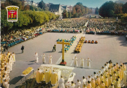 Lourdes Les Malades Chemin De Croix Et La Messe Parvis - Lourdes