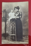 PH - Ph Original - Portrait D'une Mère Avec Son Bébé Assis Sur Un Banc 1911 - Anonymous Persons