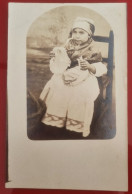 PH - Ph Original - Petite Fille Assise Dans Un Fauteuil à Bascule Habillée En Costume Traditionnel - Anonyme Personen