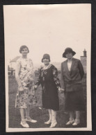 Jolie Photo De 3 Femmes Dans Un Pré à Morgat, Crozon, Finistère, Août 1929, 5,9 X 8,8 Cm - Places