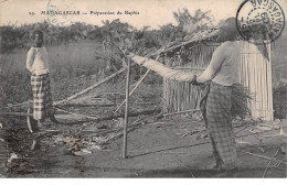 Madagascar - N°66273 - Préparation Du Raphia - Madagaskar