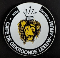 AUTOCOLLANT CAFÉ DE GEKROONDE LEEUW- ARUM - PAYS-BAS NEDERLAND HOLLAND - ELLY GERTJAN - ROI LION - Stickers