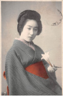 Japon - N°65751 - Geisha Tenant Une Fleur - Sonstige & Ohne Zuordnung