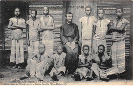 Congo Francais . N°51129 . Brazzaville . Missionnaire Et Neophytes.haut-oubanghi - Brazzaville