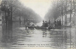 CPA Paris  La Grande Crue De La Seine Janvier 1910 Circulation En Barque Sur L'Avenue Montaigne - Distrito: 08