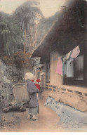 CHINE - N°66321 - Femme Portant Un Bébé Dans Les Bras Et Un Panier Dans Le Dos - Chine