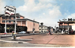 Cameroun - N°80007 - DOUALA - La B.A.O. - Station Essence Mobil - CPSM - Camerún