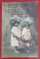 PH - Ph Original - Deux Filles Posant Particulièrement Habillées Avec Un Fond Fantastique, 1963 - Anonymous Persons