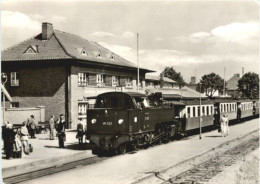 Seebad Kühlungsborn, Molly Auf Dem Bahnhof - Kuehlungsborn