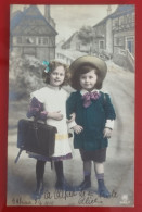 PH - Ph Original - Deux Filles Posant Particulièrement Habillées Avec Un Fond Fantastique, 1911 - Anonymous Persons