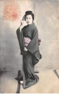CHINE - SAN36379 - Cachet Tientsin - En L'état - Carte Japonaise - Geisha Se Tenant Debout - China