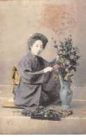 CHINE - SAN36383 - Cachet Tientsin - En L'état - Carte Japonaise - Geisha Faisant Un Bouquet De Fleurs - China