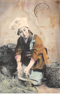 CHINE - SAN36342 - Cachet Tientsin - En L'état - Carte Japonaise - Geisha Cueillant De L'herbe - Chine