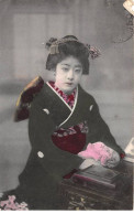 CHINE - SAN36353 - Cachet Tientsin - En L'état - Carte Japonaise - Geisha Devant Un Meuble - China