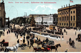 ALLEMAGNE - SAN40745 - BERLIN - Unter Den Linden - Aufziehen Der Schlosswache - Autres & Non Classés