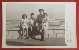 PH - Ph Original - Mère Avec Ses Trois Enfants Assis Sur Le Front De Mer à Miramar, Argentine - Anonymous Persons