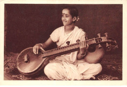 INDE - SAN39096 - Aux Indes, Jeune Musicienne Jouant Du Vena - 15x10 Cm - Indien