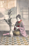 CHINE - SAN36407 - Cachet Tientsin - En L'état - Carte Japonaise - Geisha Faisant Un Bouquet - China