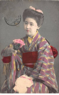 CHINE - SAN36418 - Cachet Tientsin - En L'état - Carte Japonaise - Geisha Tenant Des Fleurs - China