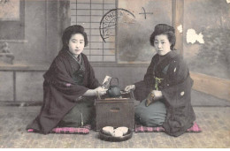 CHINE - SAN36403 - Cachet Tientsin - En L'état - Carte Japonaise - Geishas Buvant Du Thé - Chine