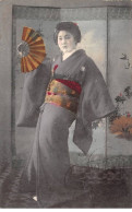 CHINE - SAN36416 - Cachet Tientsin - En L'état - Carte Japonaise - Geisha Tenant Un épouvantail - China