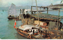 CHINE - SAN51261 - Hong Kong - Harbour Pilot's Sampan Lies Alongside A Cargo Junk - Chine (Hong Kong)