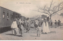 SENEGAL - SAN56368 - Dakar - En Gare - Train - Sénégal
