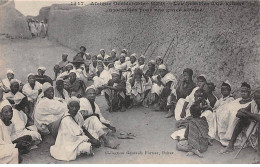 SOUDAN - SAN56495 - Afrique Occidentale - Les Notables D'un Village Assemblés Pour Une Grave Affaire - Soudan