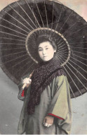 JAPON - SAN48185 - Jeune Femme Tenant Une Ombrelle - Otros & Sin Clasificación