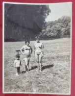 PH - Ph Original - Grand-mère, Mère Et Fils Profitant De L'été Dans Un Parc Plein D'arbres - Anonymous Persons
