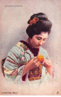 Japon - N°86914 - Une Belle Japonaise - A Japanese Belle - Femme Tenant Une Fleur - Sonstige & Ohne Zuordnung