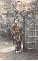 Japon - N°84619 - Jeune Femme En Kimono Dans Un Jardin - Carte Vendue En L'état - Other & Unclassified