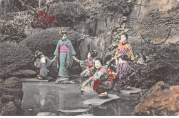 Japon - N°84622 - Jeunes Femmes En Kimono Près D'une Petite Marre Dans Un Jardin - Carte Vendue En L'état - Autres & Non Classés