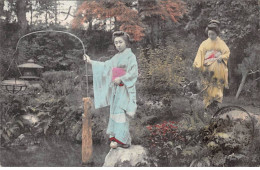 Japon - N°84620 - Jeunes Femmes En Kimono Dans Un Jardin, L'une Sur Une Pierre - Carte Vendue En L'état - Autres & Non Classés