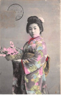 Japon - N°84611 - Jeune Femme En Kimono Portant Des Fleurs Dans Un Panier - Carte Vendue En L'état - Autres & Non Classés