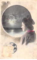 Japon - N°84603 - Jeune Femme En Kimono Regardant Un Clair De Lune Au-dessus De L'eau - Carte Vendue En L'état - Sonstige & Ohne Zuordnung