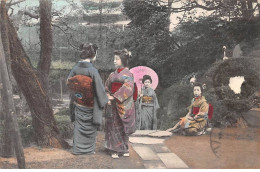 Japon - N°84607 - Jeunes Femmes En Kimono Dans Un Jardin - Carte Vendue En L'état - Sonstige & Ohne Zuordnung