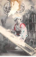 Japon - N°84605 - Jeune Femme En Kimono Près D'un Panneau - Carte Vendue En L'état - Other & Unclassified