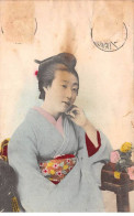 Japon - N°84600 - Jeune Femme En Kimono Près D'un Bouquet De Fleurs - Carte Vendue En L'état - Autres & Non Classés