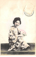 Japon - N°84595 - Jeune Femme En Kimono Assise Tenant Un éventail - Carte Vendue En L'état - Autres & Non Classés