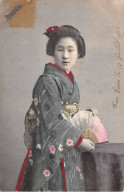 Japon - N°84590 - Une Femme En Kimono Tenant Un éventail - Carte Vendue En L'état - Autres & Non Classés