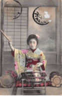 Japon - N°84588 - Femme En Kimono Frappant Sur Un Tambour - Carte Vendue En L'état - Autres & Non Classés